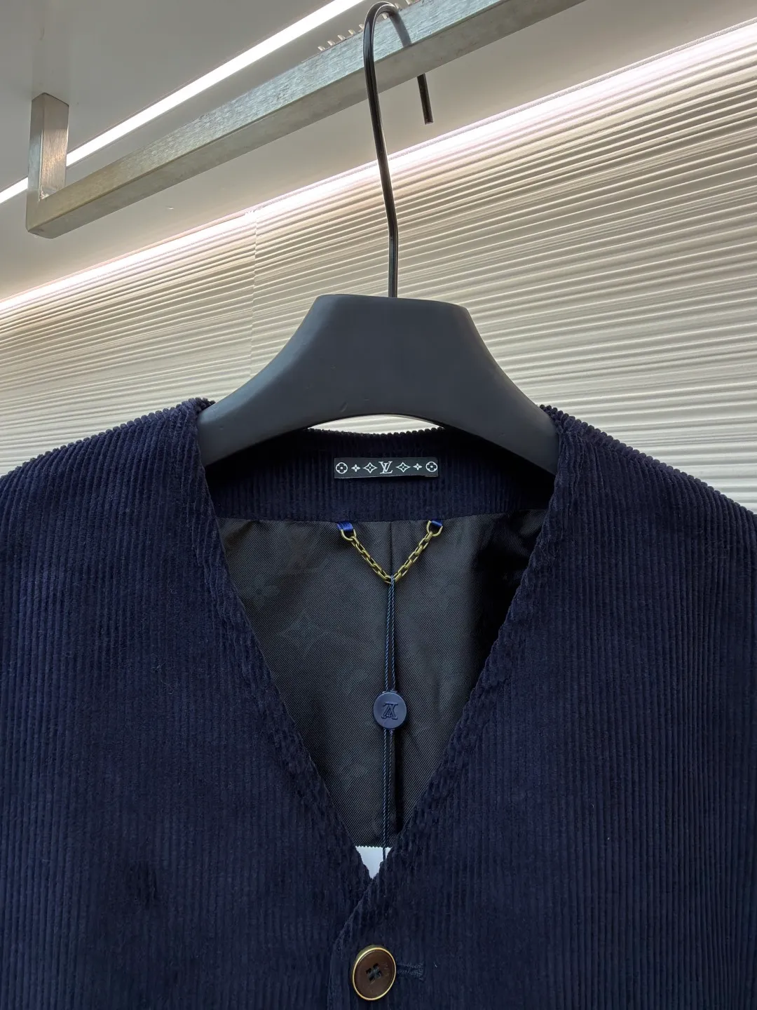 LOUIS VUITTON Corduroy V-neck long-sleeved jacket ●Original version: Purchased and developed at 20700 ●Item number: 1682377-C00 ●Fabric: corduroy fabric ●Technology: Fabric fermentation washing ●Color: navy ●Version: fitted version ●Weight: about 875 grams ●Size: 46-48-50-52 ●Description: This Louis Vuitton corduroy V-neck jacket is made of 32-pit high-density combed corduroy fabric, which has been treated with an enzyme washing process. The velvet strips are full and neat and soft to the touch. The fabric has been preshrunk and anti-static at the same time, making it less prone to static electricity when worn and having a stable shape. The body adopts three-dimensional tailoring to create a simple V-neck shape. The collar is designed without interlining to better fit the neck line. The custom metal buttons on the placket are matte electroplated to form a texture contrast with the navy corduroy. The brand logo on the chest adopts template embroidery technology, with precise pattern positioning, dense stitching and no skipping. The front patch pocket is hand-wrapped, and the bag mouth is smooth and wear-resistant. The side seams and shoulder seams are reinforced with double-needle stitching, with 11 stitches per inch. The inner lining is made of breathable cotton blend material. The overall craftsmanship takes into account the retro texture of corduroy, the brand's exquisite retro texture, and the brand's exquisite details. The overall wiring is straight and delicate, the fabric is comfortable and soft, and the color is consistent without color difference. It can be matched with the same style to create a fashionable look and control various occasions. Customized accessories, complete with three standards, same style for men and women!